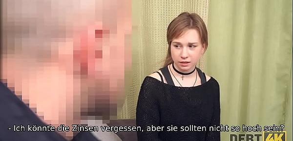 DEBT4k. Teen Schuldner zahlt für Schulden mit zartem Mund und Vagina